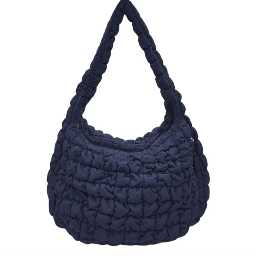 A20. Navy quilted puffer bag
